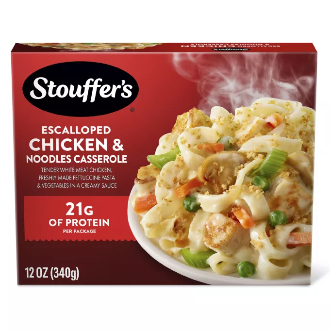 Vista frontal centrada de caja de 12oz (340g) de plato fuerte congelado Escalloped Chicken & Noodles de STOUFFER'S CLASSICS.