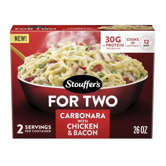 Vista frontal centrada de plato congelado Carbonara with Chicken & Bacon For Two de Stouffer's. PESO NETO 26 oz (1 lb 10 oz) 737 g.