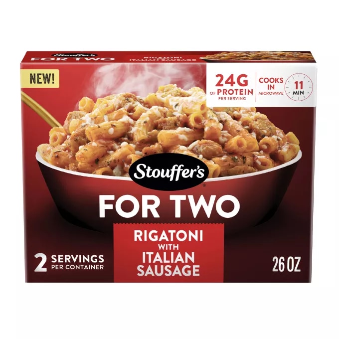 Vista frontal centrada de plato de Rigatoni with Italian Sausage For Two de Stouffer's. PESO NETO 26 oz (1 lb 10 oz) 737g.
