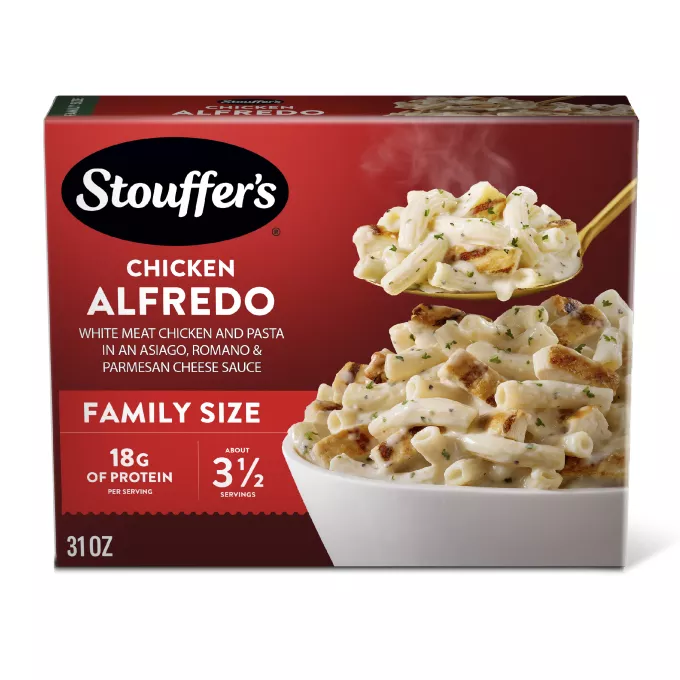 Vista frontal centrada de caja tamaño familiar de Pollo Alfredo congelado de Stouffer's con PESO NETO de 31oz (878g).