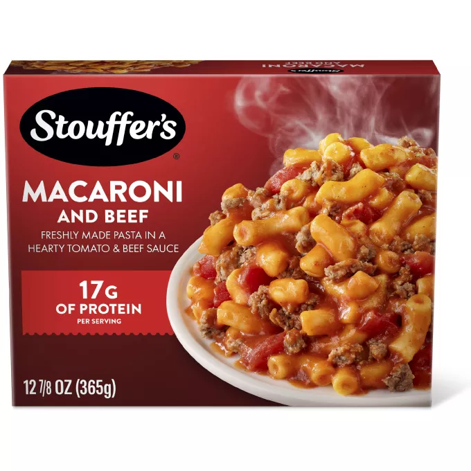 Caja de Macaroni & Beef con un plato de macarrones sobre una mesa debajo del nombre del producto y del logo de STOUFFER'S.