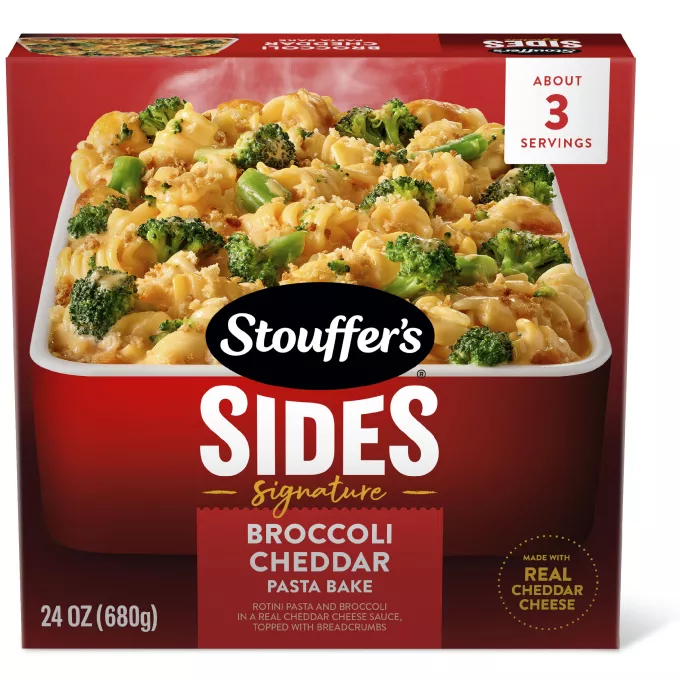 Vista frontal centrada de caja de Peso Neto 24oz (680g) de plato fuerte congelado Broccoli Cheddar Pasta Bake de Stouffer's.
