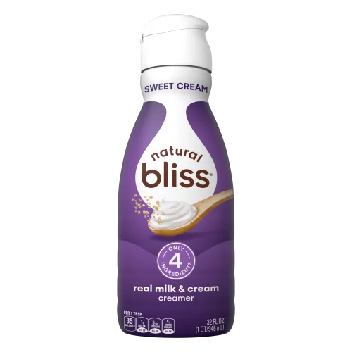 Botella blanca de creamer natural bliss Sweet Cream con etiqueta morada, una cucharada de azúcar y leche.
