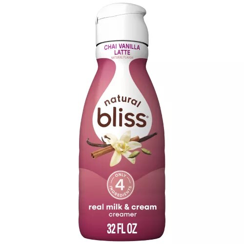Vista frontal centrada de creamer sabor Chai Vanilla Latte, Liquid Dairy de natural bliss. 32 FL OZ (1 QT/946 mL).