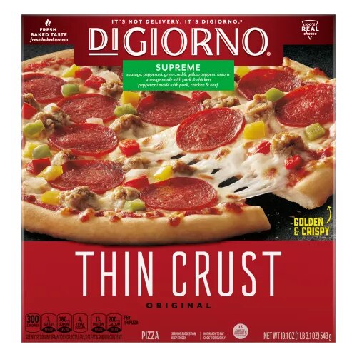 Caja roja con etiquetas y Pizza supreme con masa delgada original de DIGIORNO con una mano que sirve una porción.