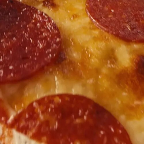 Imagen frontal de una caja de pizza congelada DiGiorno Hand Toss Three Meat.