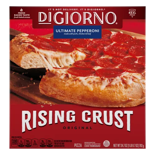 Caja de pizza DiGiorno Rising Crust Ultimate Pepperoni con esta en tabla de cortar, logo de Rising Crust y queso auténtico.