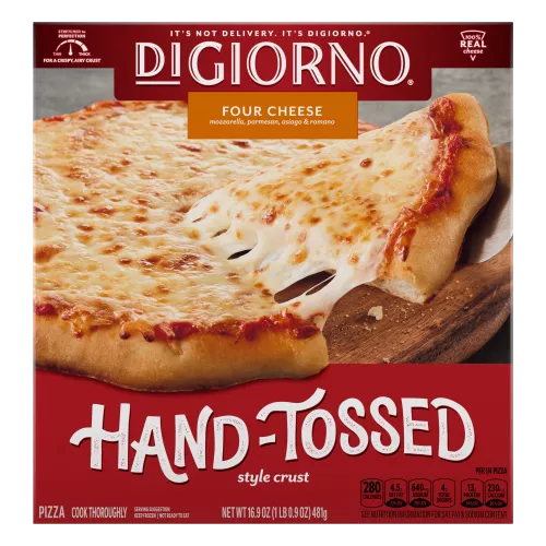 Caja de DiGiorno Hand-Tossed Four Cheese Pizza con pizza en una tabla de cortar, espátula y el logotipo de Hand-Tossed Style.