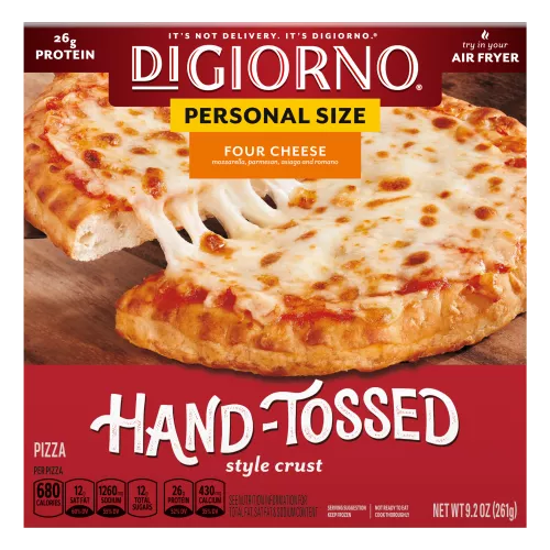Caja de DiGiorno Small Sized Traditional Crust Four Cheese Pizza con el nombre del producto, una imagen de la pizza y el logotipo de Traditional Crust.