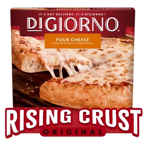 Caja de pizza DiGiorno Rising Crust Four Cheese con el nombre, una pizza sobre una tabla y el logo de masa leudada.