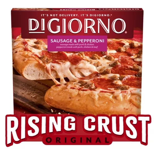Caja de pizza Rising Crust Sausage & Pepperoni de DiGiorno con una porción sobre una tabla de cortar y el logotipo de Rising Crust.