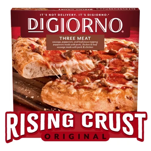 Caja de pizza DiGiorno Rising Crust Three Meat con una espátula metálica para servir y letrero que lee queso auténtico.