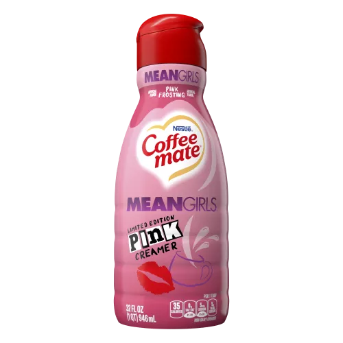 Botella rosa de creamer Mean Girls® Pink Frosting con logo Mean Girls, beso de lápiz labial e insignia de Edición Limitada.