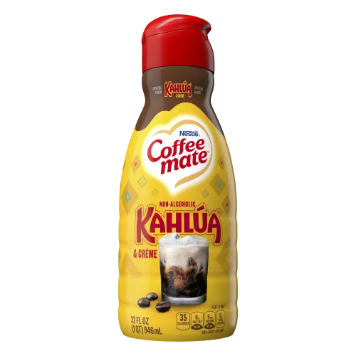 Una botella amarilla de creamer sabor Kahlúa & Créme con el logo de Kahlúa sobre un vaso de café con crema.