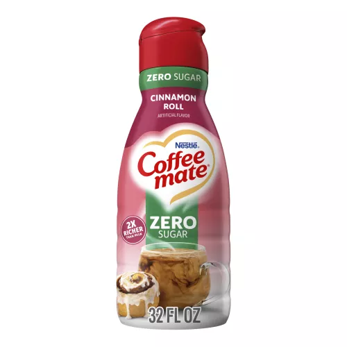 Botella de creamer Zero Sugar Cinammon Roll con un rollo de canela glaseado y cartel que dice el doble de rico que la leche.