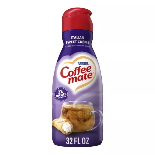 Una botella morada de creamer Italian Sweet Cream con una etiqueta morada encima de una taza de café, un cannoli y el logotipo de Coffee mate.
