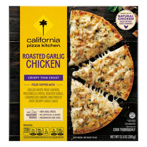Caja de Roasted Garlic Chicken Pizza con media pizza, pollo y el emblema de pollo natural sobre una superficie de madera color negro.