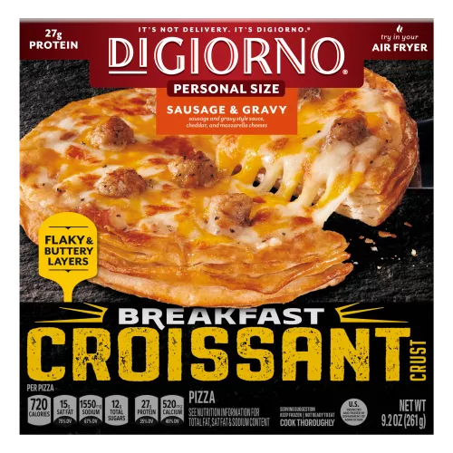 Caja de DiGiorno Sausage & Gravy Breakfast Croissant Crust Pizza individual que lee capas de hojaldre mantecoso.