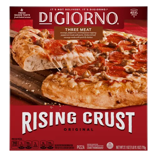Caja de pizza DiGiorno Rising Crust Three Meat con una espátula metálica para servir y letrero que lee queso auténtico.