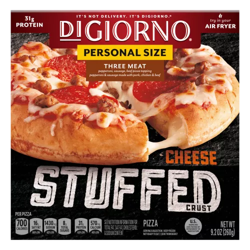 Caja de pizza DiGiorno Small Sized Stuffed Crust Three Meat, queso estirándose del borde de la pizza y logo Stuffed Crust