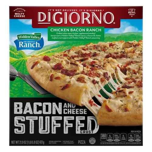 Vista frontal centrada de pizza de 21.9oz DiGiorno Hidden Valley Ranch Stuffed Crust Chicken Bacon Ranch de 12 pulgadas.