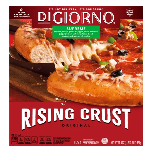 Caja de pizza Rising Crust Supreme de DiGiorno con una porción sobre una tabla de cortar y el logotipo de Rising Crust.