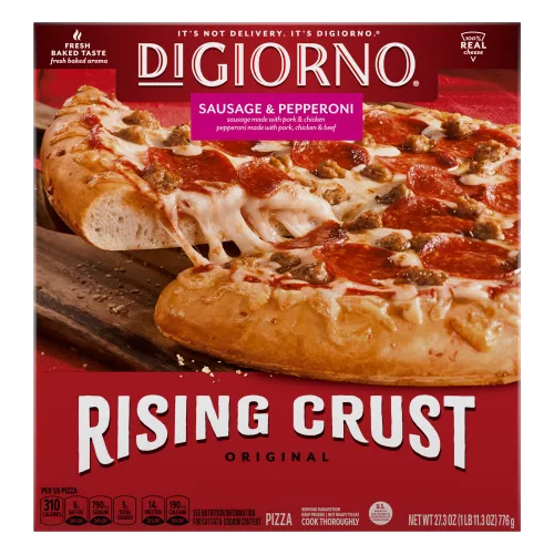 Caja de pizza Rising Crust Sausage & Pepperoni de DiGiorno con una porción sobre una tabla de cortar y el logotipo de Rising Crust.