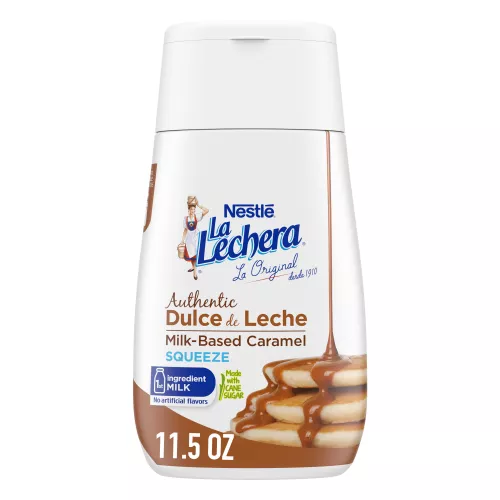 Una botella sirve fácil con tapa con el logo de La Lechera y una pila de pancakes rociados con dulce de leche.