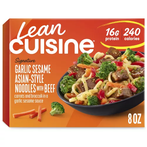 Una caja de Garlic Sesame Noodles with Beef con la imagen de un tazón con carne de res, noodles de arroz y ajo, y ajonjolí.