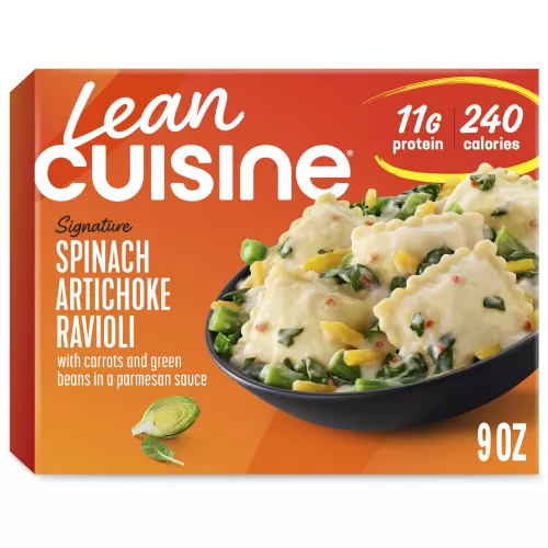 Una caja de Spinach Artichoke Ravioli con la etiqueta de favoritos junto a un tazón de ravioles de alcachofa y queso.