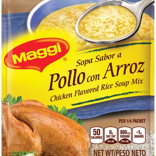 Foto con vista del frente de un paquete de mezcla de Sopa sabor a pollo con arroz MAGGI con una cuchara en un tazón de sopa de arroz encima de una etiqueta amarilla brillante, y un pollo asado entero debajo de la etiqueta amarilla.