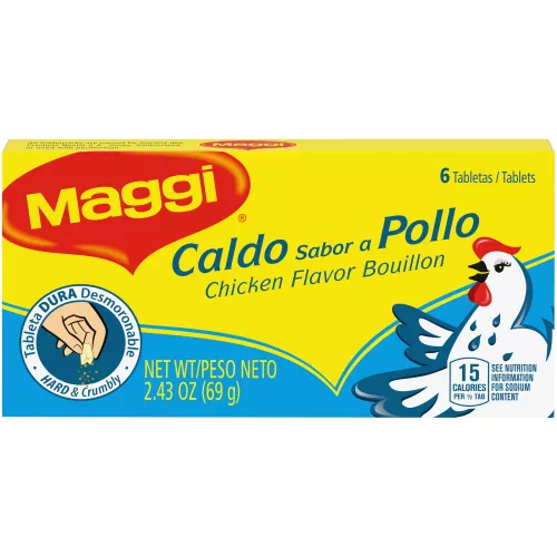 Foto con vista del ángulo izquierdo de un paquete de Caldo sabor a pollo MAGGI con 6 pastillas duras con la ilustración de un pollo en una etiqueta azul claro y amarilla.