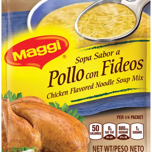 Foto con vista del frente de un paquete de mezcla de Sopa sabor a pollo con fideos MAGGI con una cuchara en un tazón de sopa de fideos encima de una etiqueta amarilla brillante, y un pollo asado entero debajo de la etiqueta amarilla.