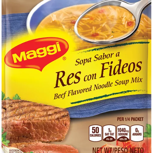 Foto con vista del frente de un paquete de mezcla de Sopa de res con fideos MAGGI con una cuchara en un tazón de sopa de res con fideos encima de una etiqueta amarilla brillante con carne de res a término medio y cortada con cebollas y tomates debajo de la etiqueta amarilla.