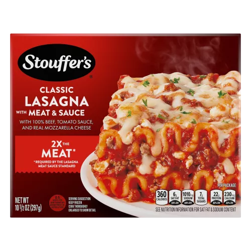 Un plato de Lasagna with Meat & Sauce sobre la mesa debajo del nombre del producto, el logo de STOUFFER'S y una etiqueta que dice "el doble de carne".