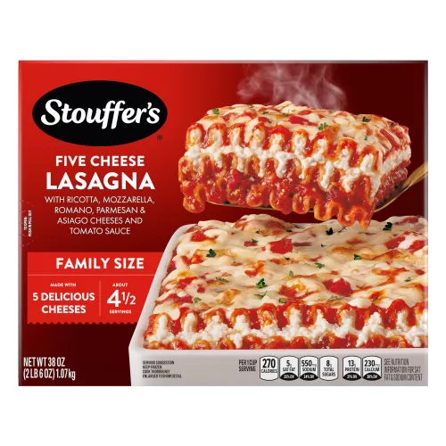 Caja de Cheese Lovers Lasagna con un plato de lasaña y una fuente roja sobre una mesa con el nombre del producto y una etiqueta que dice "50% más queso".