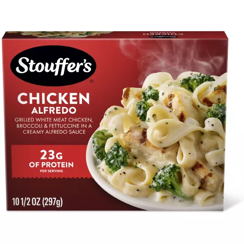 Caja de Chicken Fettuccine Alfredo con un plato de pasta, pollo y brócoli debajo del nombre del producto y el logo de STOUFFER'S.