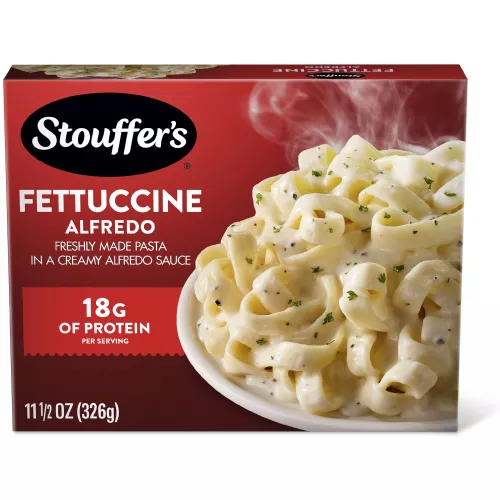 Vista frontal central del plato fuerte congelado Fettuccini Alfredo de Stouffer's.