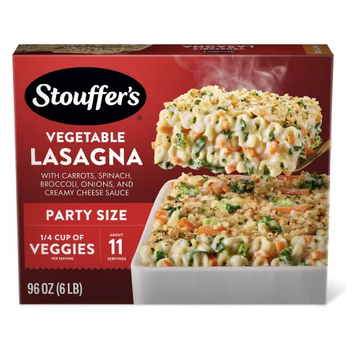 Caja de Veggie Lovers Lasagna con una fuente llena de lasaña sobre una mesa con el nombre del producto y una etiqueta que dice "PARTY SIZE".