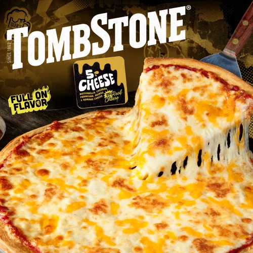 Paquete de original 5 cheese pizza con etiqueta y borde amarillos, una espátula bajo una pizza y el logo de Tombstone.