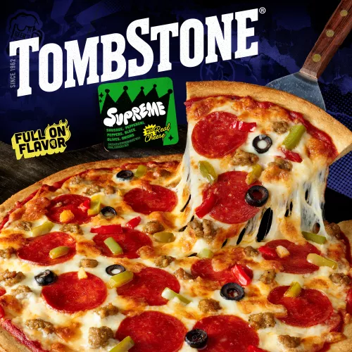 Paquete de original supreme pizza con etiqueta y borde verdes, una espátula bajo una pizza y el logo de Tombstone.