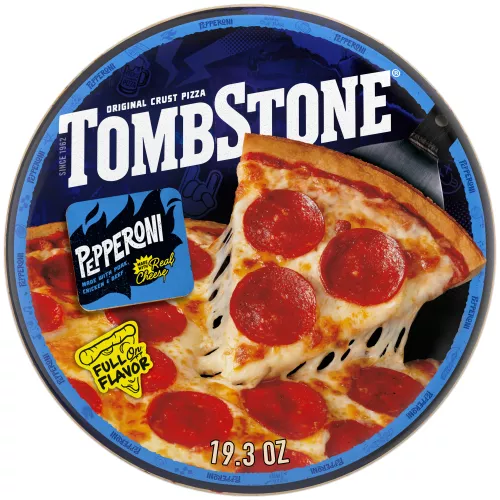 Paquete de pizza de pepperoni original con etiqueta azul y borde, una espátula debajo de una pizza y el logo de Tombstone.