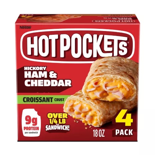 Vista frontal centrada de caja de 18 oz con 4 sándwiches congelados HOT POCKETS sabor Ham and Cheddar con masa croissant.