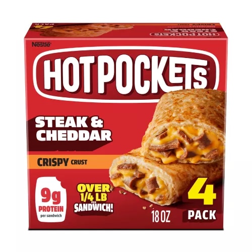 Vista frontal centrada de paquete de 4 sándwiches Nestle Hot Pockets sabor Steak and Cheddar con masa crocante.