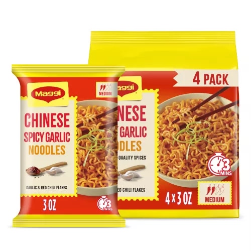 Vista frontal centrada de un paquete de 4 de fideos Maggi sabor Chinese Spicy Garlic Noodles.