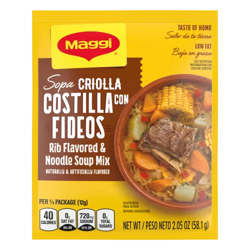 Foto con vista del frente de un paquete de mezcla de Sopa criolla de carne con fideos MAGGI con una etiqueta roja junto a una pila de ajo, tomate y apio con un campo verde encima y un tazón naranja grande lleno de carne de res, mazorca de maíz, fideos y apio.