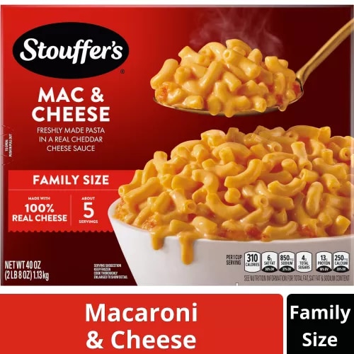 Caja de Macaroni & Cheese con un plato y una fuente de macarrones con queso sobre una mesa cerca del nombre del producto y de una etiqueta que dice "Queso 100% auténtico".