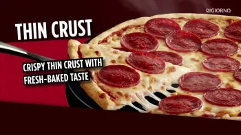 Una caja de pizza sin gluten de pepperoni que lee nueva receta mejorada, sin trigo y queso 100% auténtico.