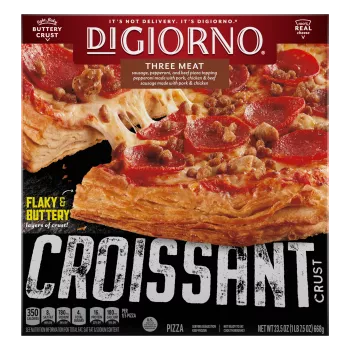 Caja de DiGiorno Croissant Crust Three Meat Pizza que lee capas MANTECOSAS con el logo de masa de croissant.