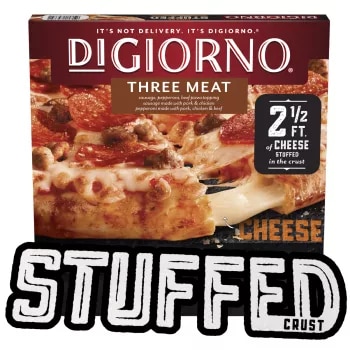 Caja de pizza DiGiorno Stuffed Crust Three Meat, con el queso estirado desde el borde de la pizza y etiquetas Stuffed Crust